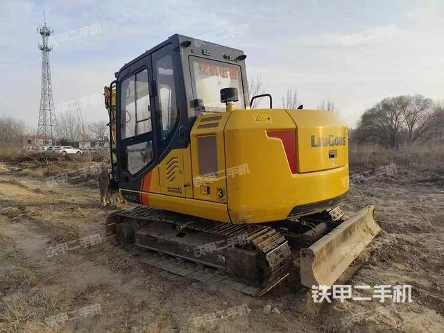 駕駛室頂部(整機(jī)外觀) 駕駛室頂部(整機(jī)外觀)