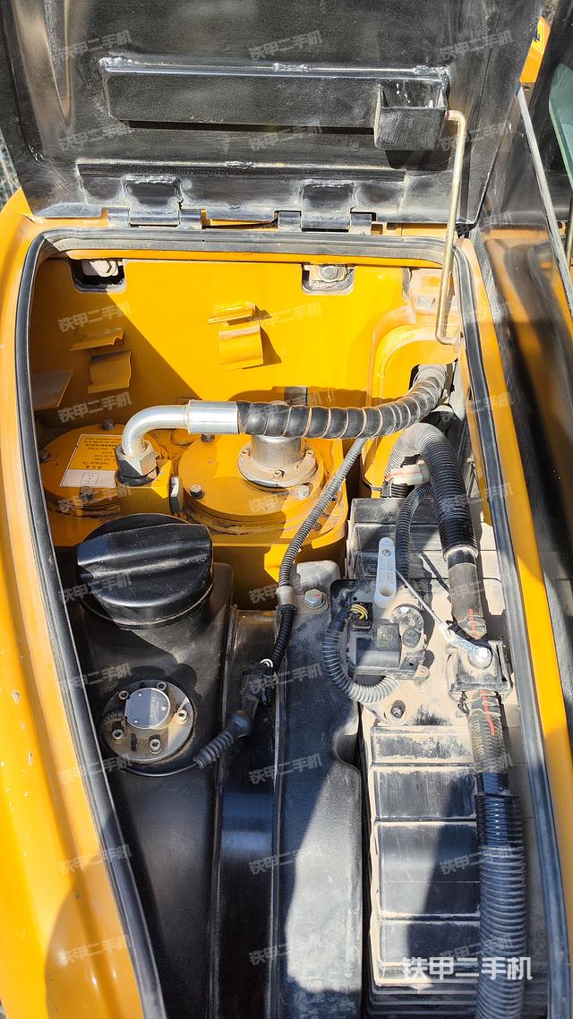 回转马达和主控阀（整机外观）