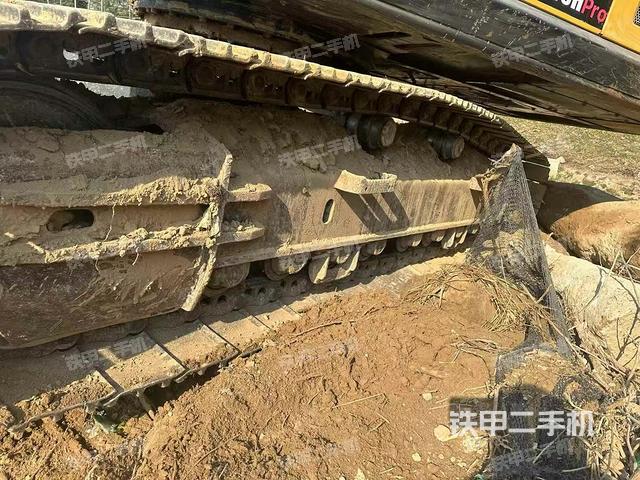 單側(cè)履帶整體(整機(jī)外觀) 單側(cè)履帶整體(整機(jī)外觀)
