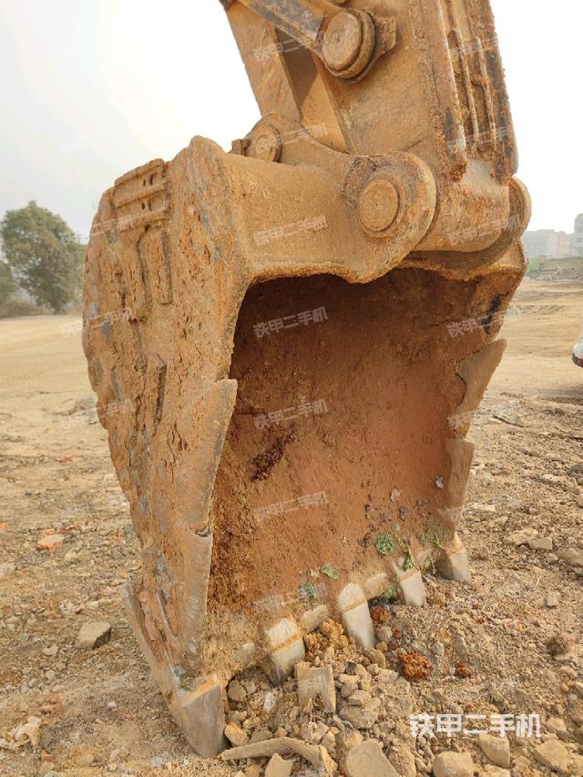 铲斗右后整体(工作和回转装置) 铲斗右后整体(工作和回转装置)