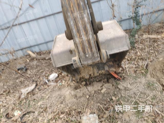 鏟斗右后整體(工作和回轉(zhuǎn)裝置) 鏟斗右后整體(工作和回轉(zhuǎn)裝置)