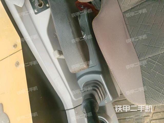 座椅右側(cè)控制臺(tái)/鑰匙門/油門/含右手柄（駕駛室部分）