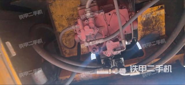 液压泵舱室正面整体（整机外观）