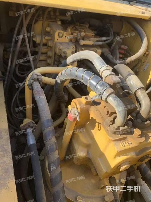 回轉(zhuǎn)馬達(dá)和主控閥（整機(jī)外觀）