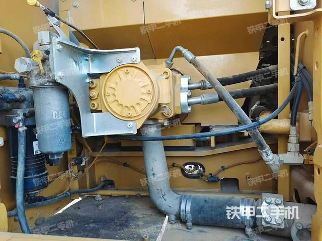 液壓泵艙室正面整體（整機外觀）