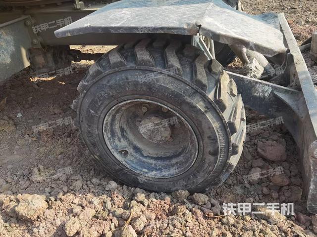 右驅(qū)動輪（行走機構(gòu)）