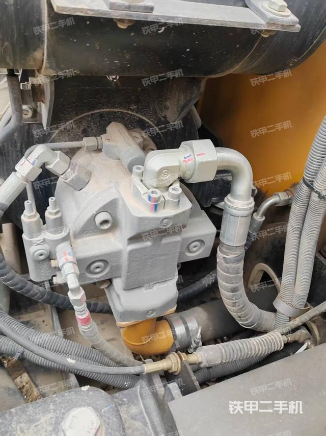 液壓泵艙室正面整體(整機(jī)外觀) 液壓泵艙室正面整體(整機(jī)外觀)