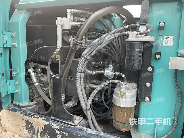 液压泵舱室正面整体（整机外观）