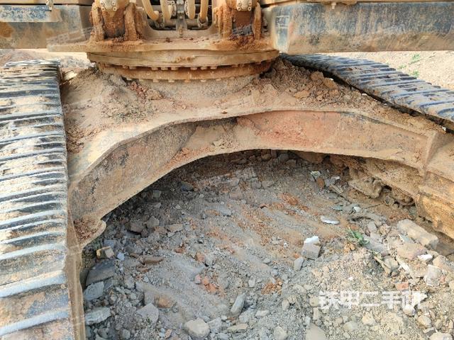 转盘和下车架正前(工作和回转装置) 转盘和下车架正前(工作和回转装置)