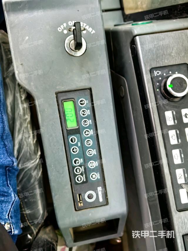 座椅右側(cè)控制臺(tái)/鑰匙門/油門/含右手柄（駕駛室部分）