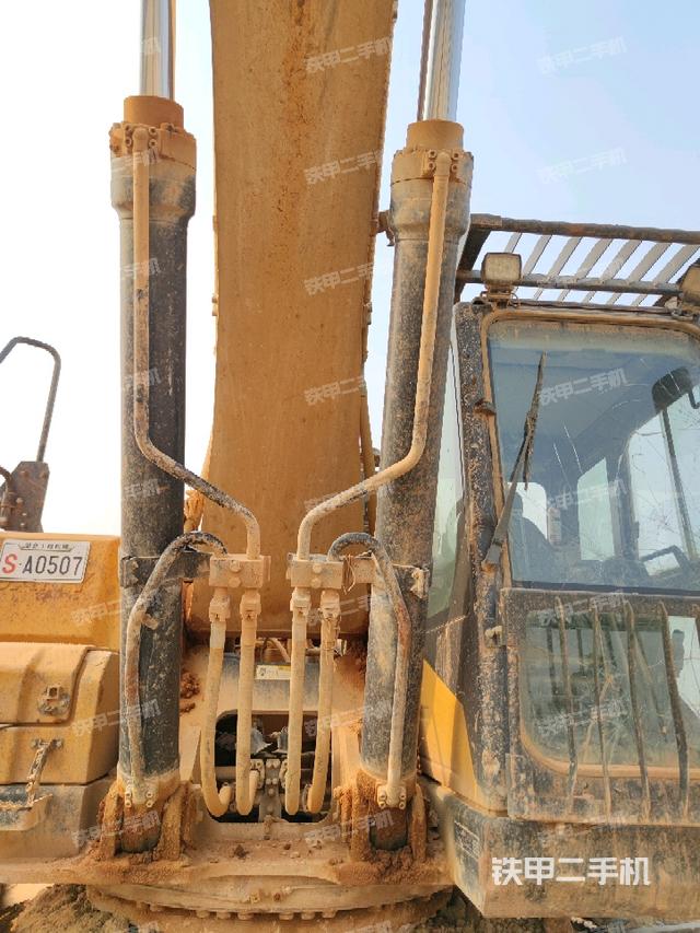 大臂油缸整体 竖拍(工作和回转装置) 大臂油缸整体 竖拍(工作和回转装置)