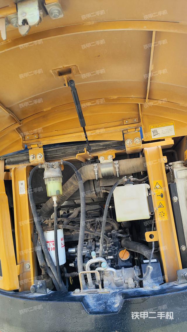 液压泵舱室正面整体（整机外观）