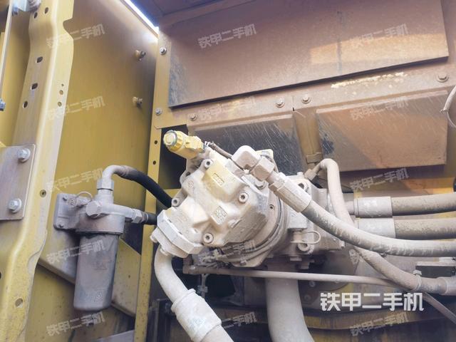 液壓泵艙室正面整體(整機外觀) 液壓泵艙室正面整體(整機外觀)