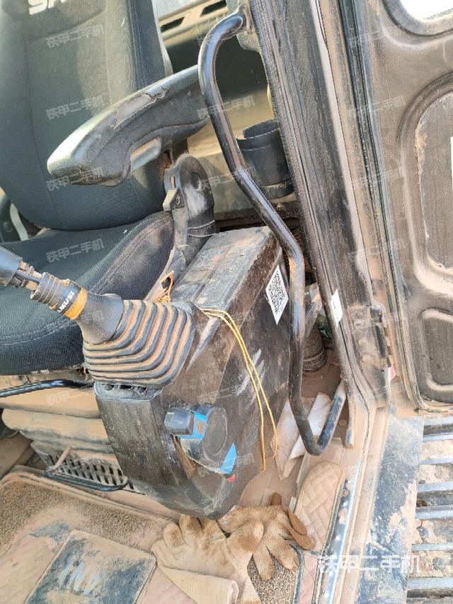 座椅左侧控制台/音响/含左手柄(驾驶室部分) 座椅左侧控制台/音响/含左手柄(驾驶室部分)