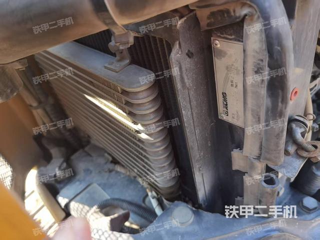 回轉(zhuǎn)馬達(dá)和主控閥(整機(jī)外觀) 回轉(zhuǎn)馬達(dá)和主控閥(整機(jī)外觀)