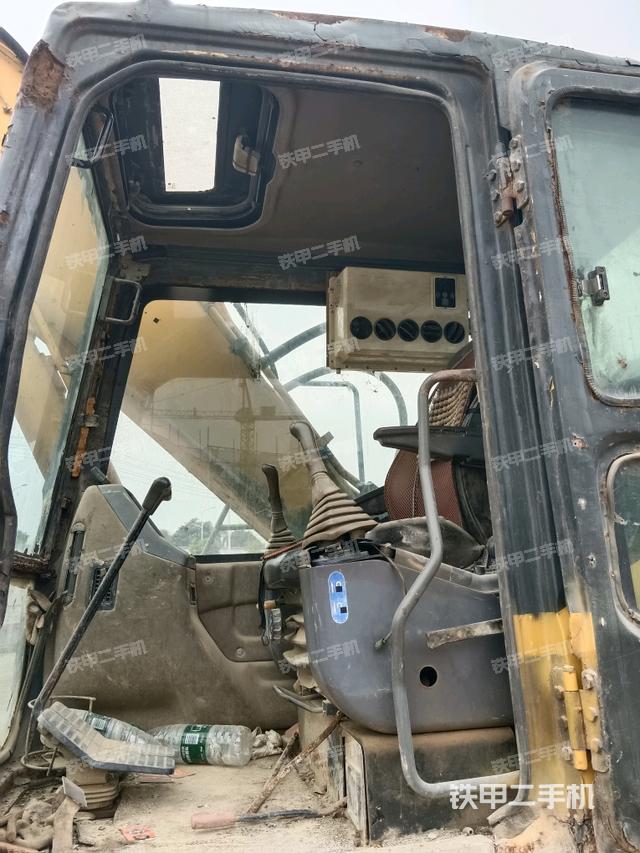 座椅右側(cè)控制臺(tái)/鑰匙門(mén)/油門(mén)/含右手柄（駕駛室部分）