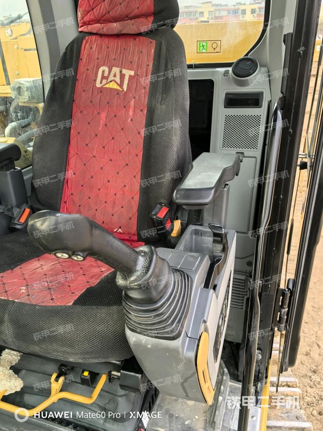 行走控制手柄和踏板?俯拍（駕駛室部分）