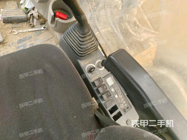 座椅右側(cè)控制臺(tái)/鑰匙門/油門/含右手柄（駕駛室部分）