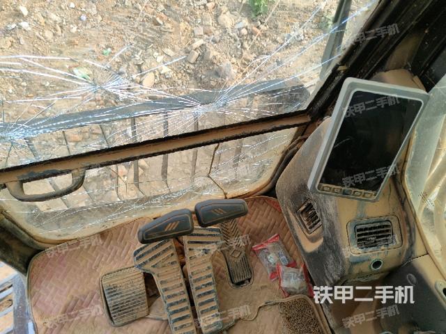 行走控制手柄和踏板 俯拍(驾驶室部分) 行走控制手柄和踏板 俯拍(驾驶室部分)