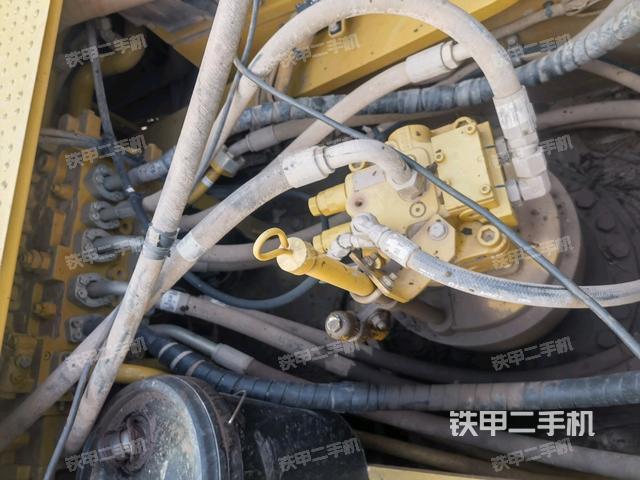 回轉(zhuǎn)馬達和主控閥(整機外觀) 回轉(zhuǎn)馬達和主控閥(整機外觀)