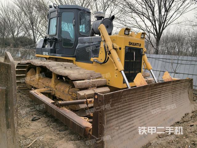 右前45°(推土機整車外觀) 右前45°(推土機整車外觀)