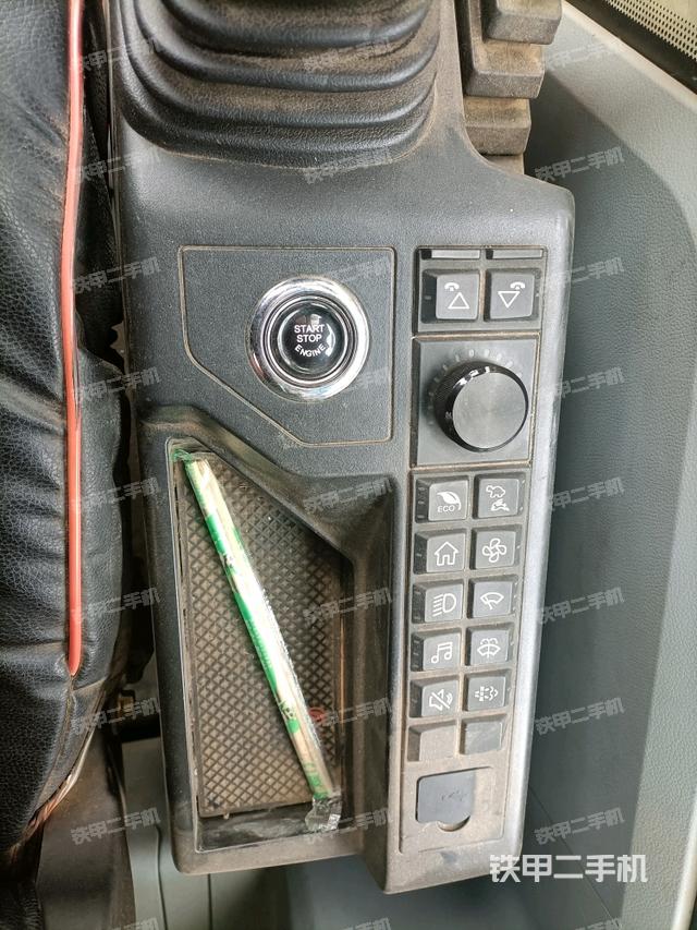 座椅右側(cè)控制臺/鑰匙門/油門/含右手柄（駕駛室部分）