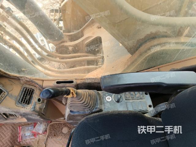 座椅右侧控制台/钥匙门/油门/含右手柄(驾驶室部分) 座椅右侧控制台/钥匙门/油门/含右手柄(驾驶室部分)