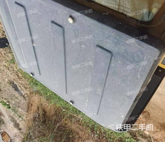 駕駛室頂部(整機(jī)外觀) 駕駛室頂部(整機(jī)外觀)