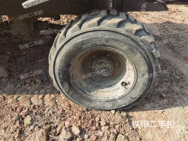 左驅(qū)動輪（行走機構(gòu)）