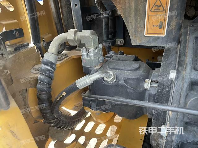 液压泵舱室正面整体（整机外观）