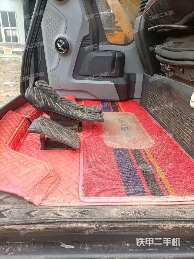 行走控制手柄和踏板?俯拍（駕駛室部分）