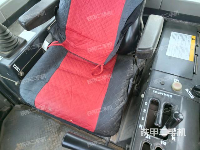 駕駛室內(nèi)部頂部(推土機駕駛室) 駕駛室內(nèi)部頂部(推土機駕駛室)