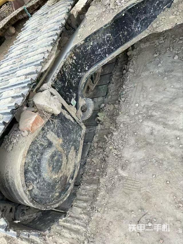 單側(cè)履帶整體(整機(jī)外觀) 單側(cè)履帶整體(整機(jī)外觀)