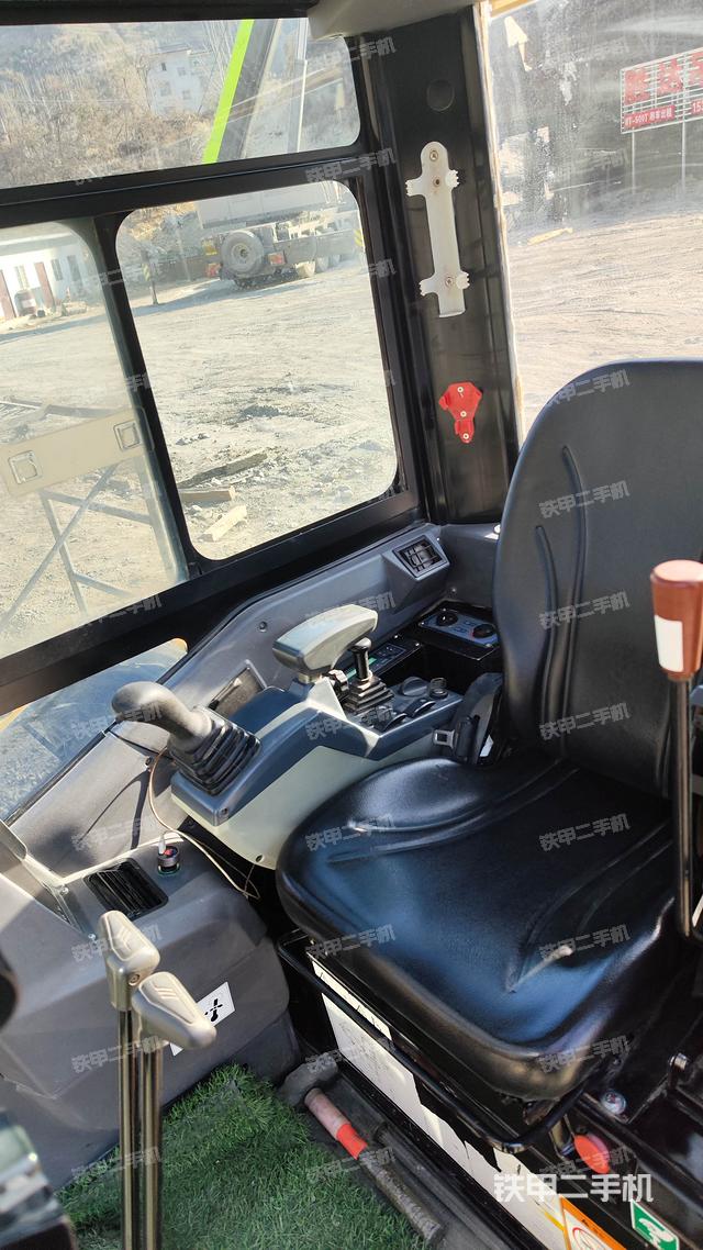 驾驶室顶部（整机外观）