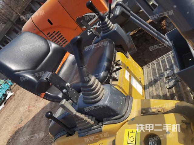 駕駛室頂部(整機(jī)外觀) 駕駛室頂部(整機(jī)外觀)