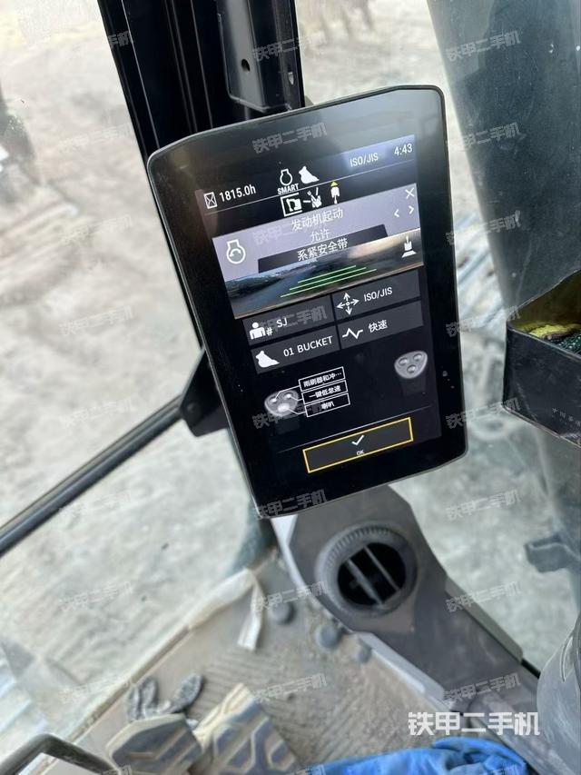 駕駛室整體(整機(jī)外觀) 駕駛室整體(整機(jī)外觀)