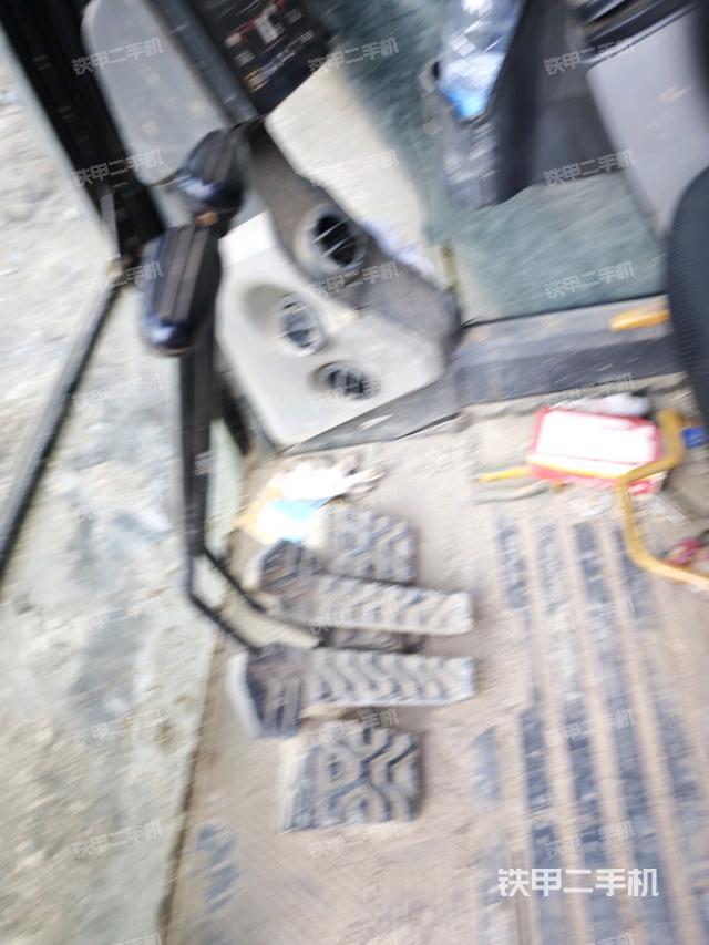 行走控制手柄和踏板?俯拍（駕駛室部分）