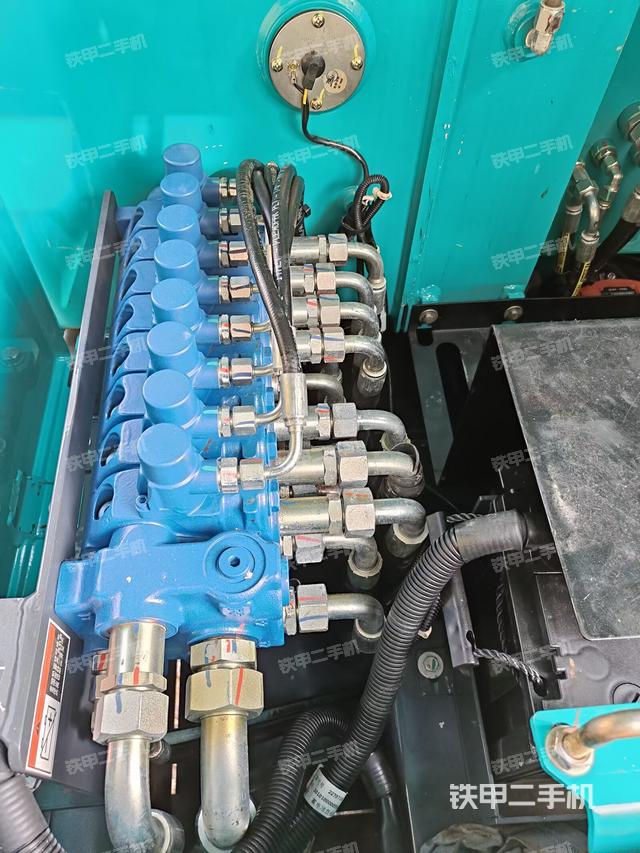 回轉(zhuǎn)馬達(dá)和主控閥（整機(jī)外觀）