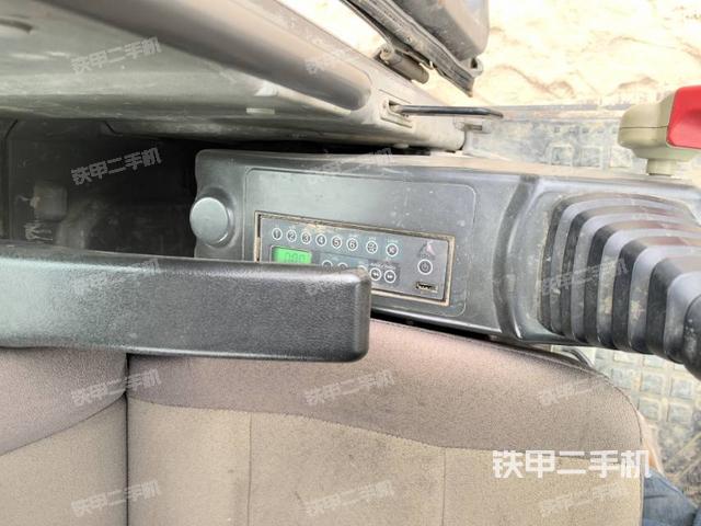 座椅左側控制臺/音響/含左手柄（駕駛室部分）