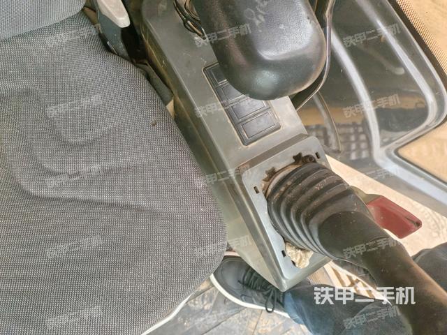 座椅右側(cè)控制臺(tái)/鑰匙門/油門/含右手柄（駕駛室部分）