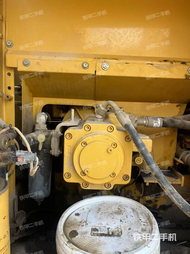 液压泵舱室正面整体（整机外观）