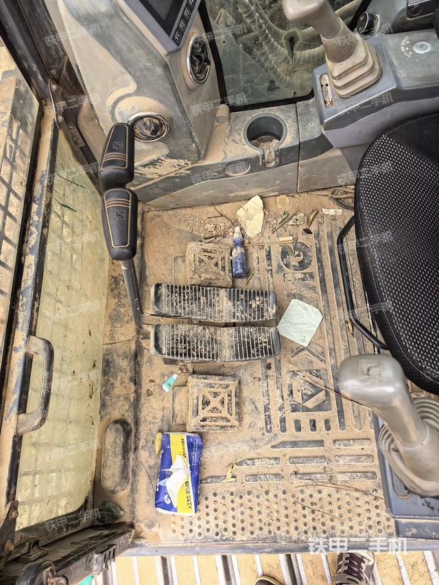 行走控制手柄和踏板?俯拍（駕駛室部分）