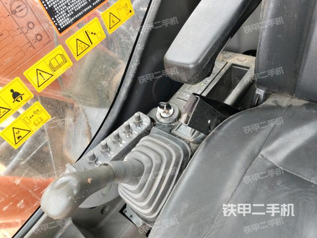 座椅右側(cè)控制臺(tái)/鑰匙門/油門/含右手柄(駕駛室部分) 座椅右側(cè)控制臺(tái)/鑰匙門/油門/含右手柄(駕駛室部分)