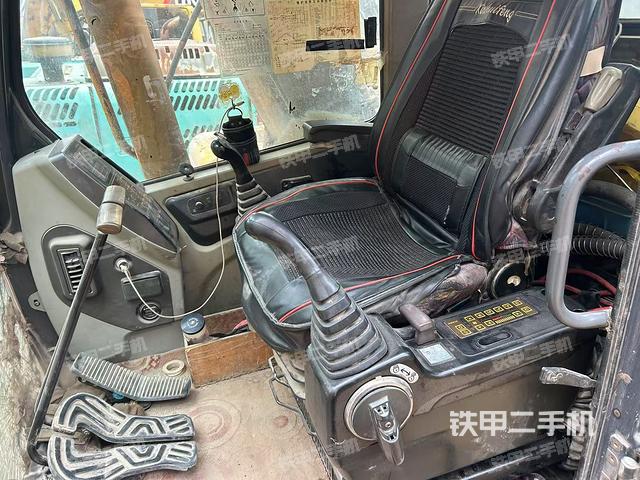 駕駛室整體(整機(jī)外觀) 駕駛室整體(整機(jī)外觀)