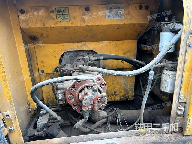 液壓泵艙室正面整體(整機(jī)外觀) 液壓泵艙室正面整體(整機(jī)外觀)