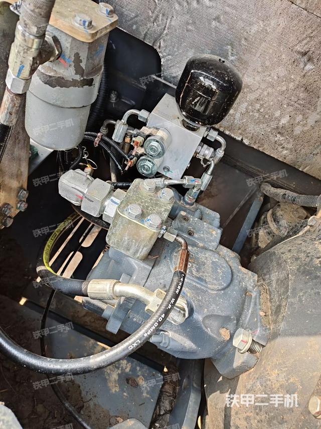 液壓泵艙室正面整體（整機(jī)外觀）