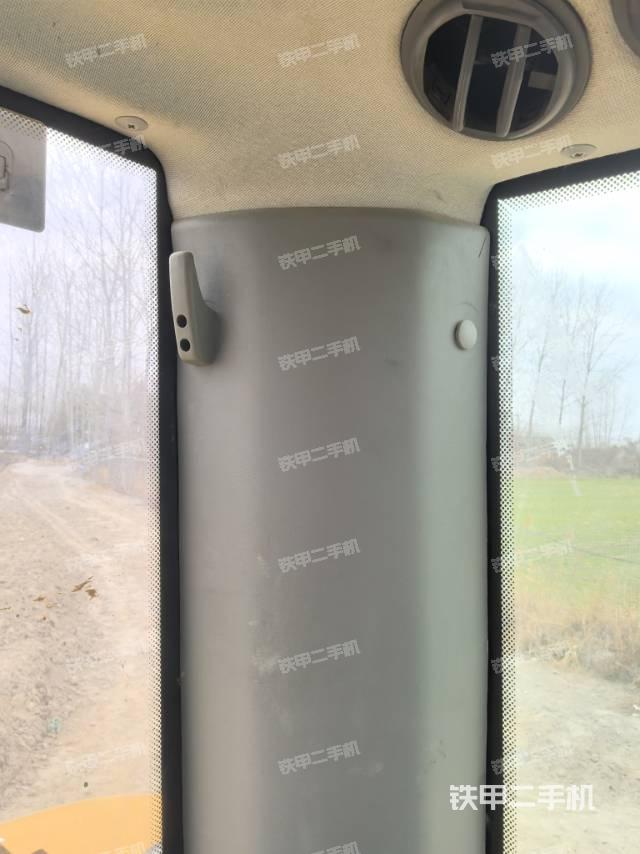 行走控制手柄和踏板?俯拍（駕駛室部分）