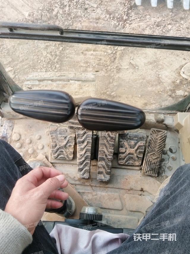 行走控制手柄和踏板?俯拍（駕駛室部分）