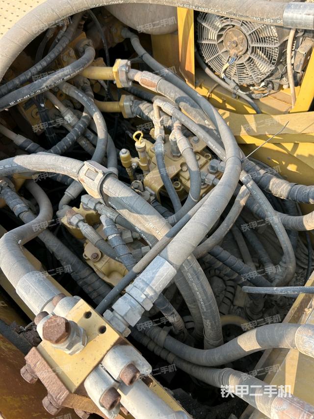 回轉(zhuǎn)馬達(dá)和主控閥（整機(jī)外觀）