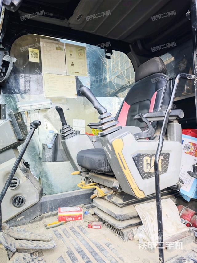 左后方玻璃角標（駕駛室部分）